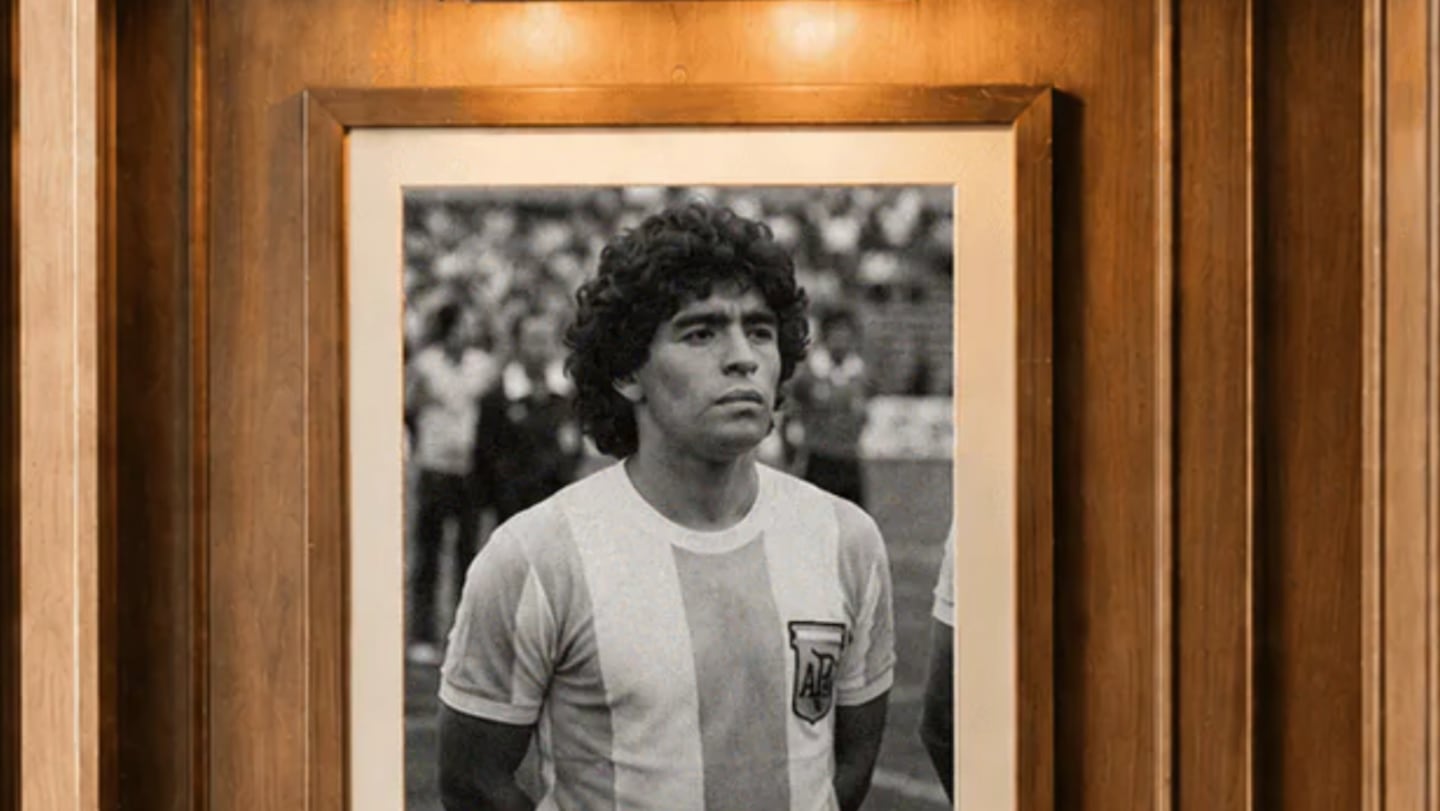 Retrato en blanco y negro de Diego Armando Maradona con la camiseta de la selección argentina