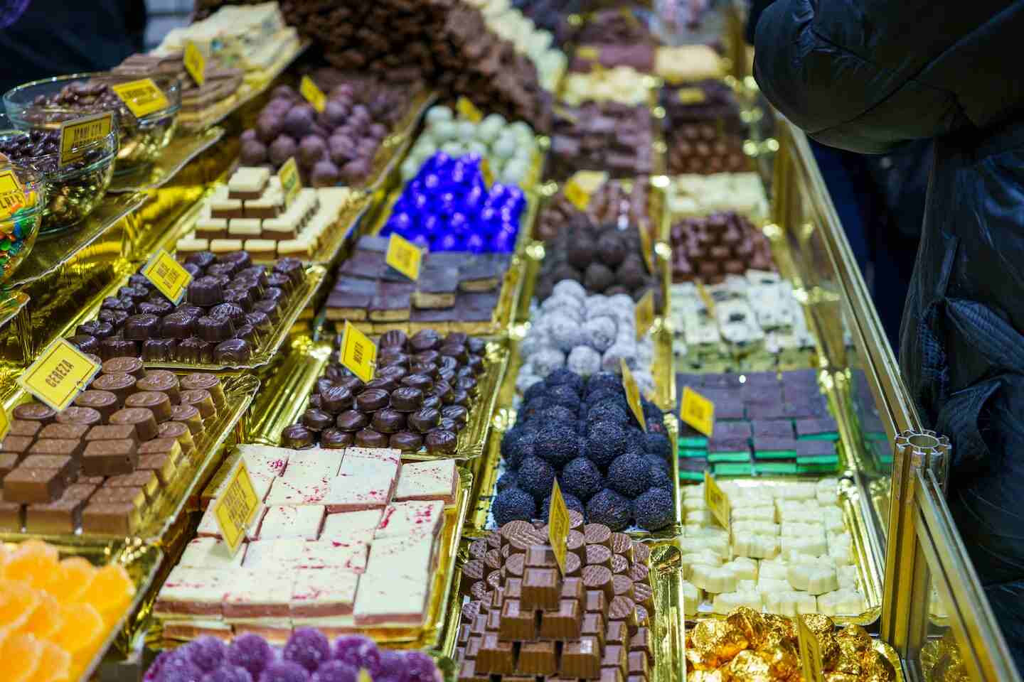 Variedad de chocolates y alfajores exhibidos en una tienda en Argentina
