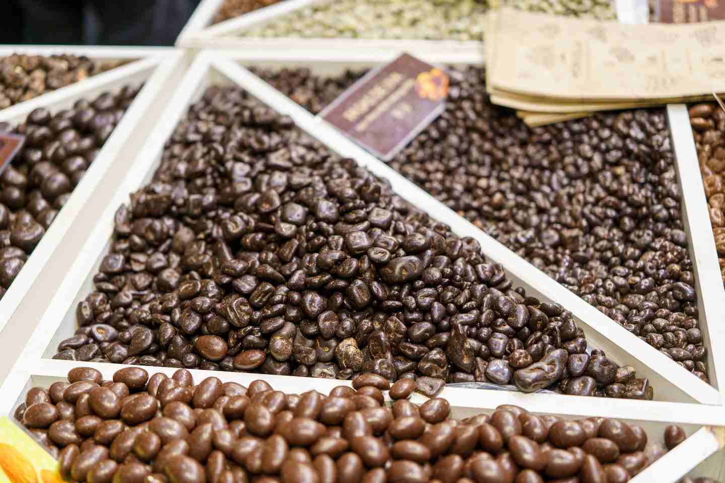 Granos de chocolate en exhibición en un mercado de Argentina