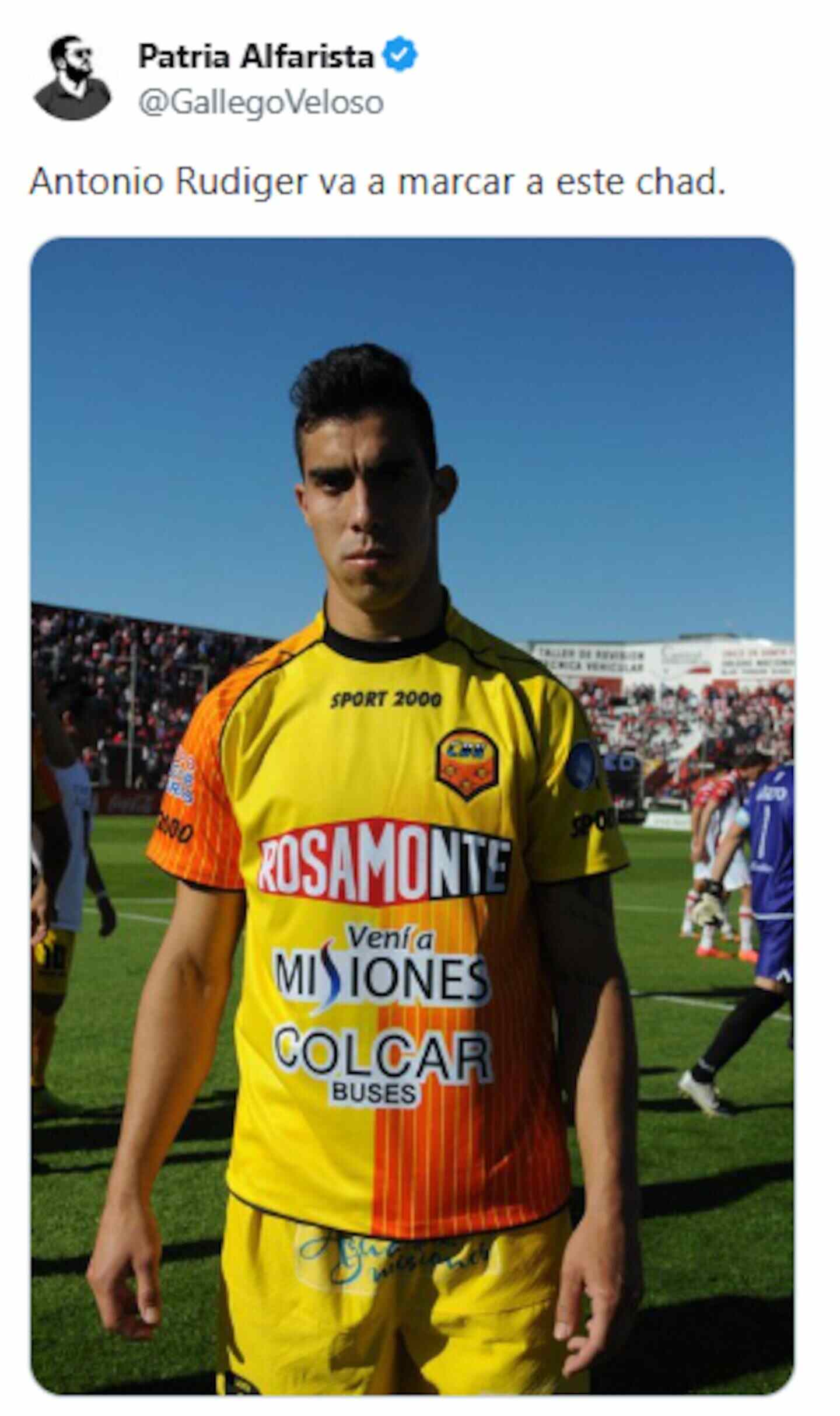 Jugador con camiseta amarilla y naranja, posando para la cámara