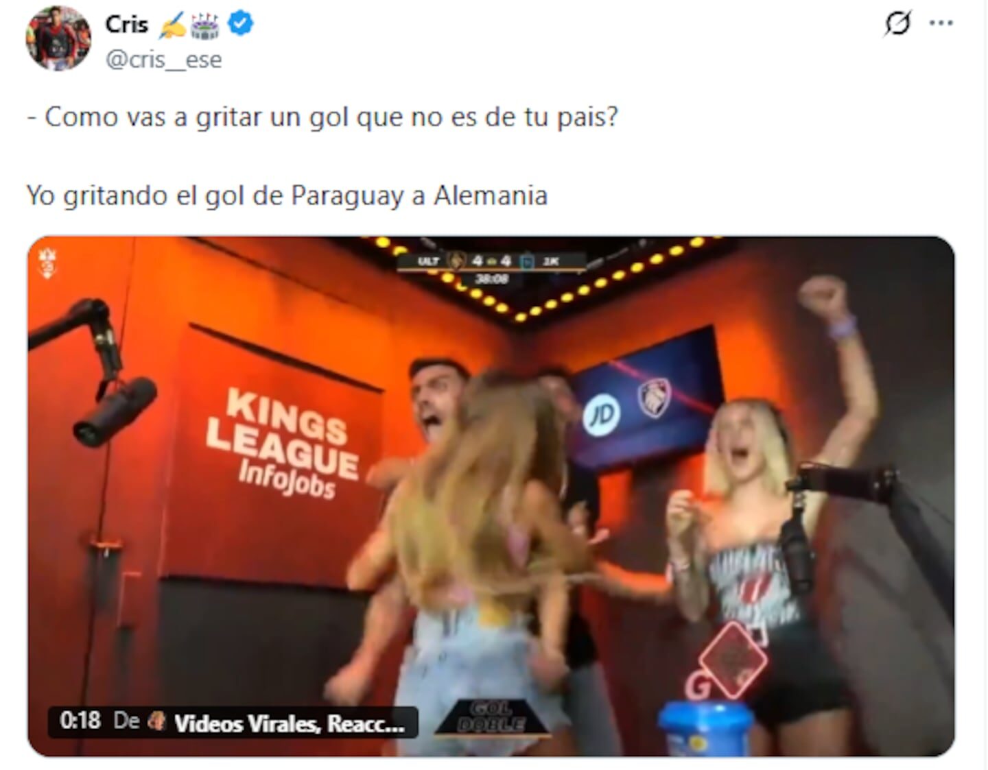 Personas celebrando un gol durante un partido de fútbol entre Paraguay y Alemania