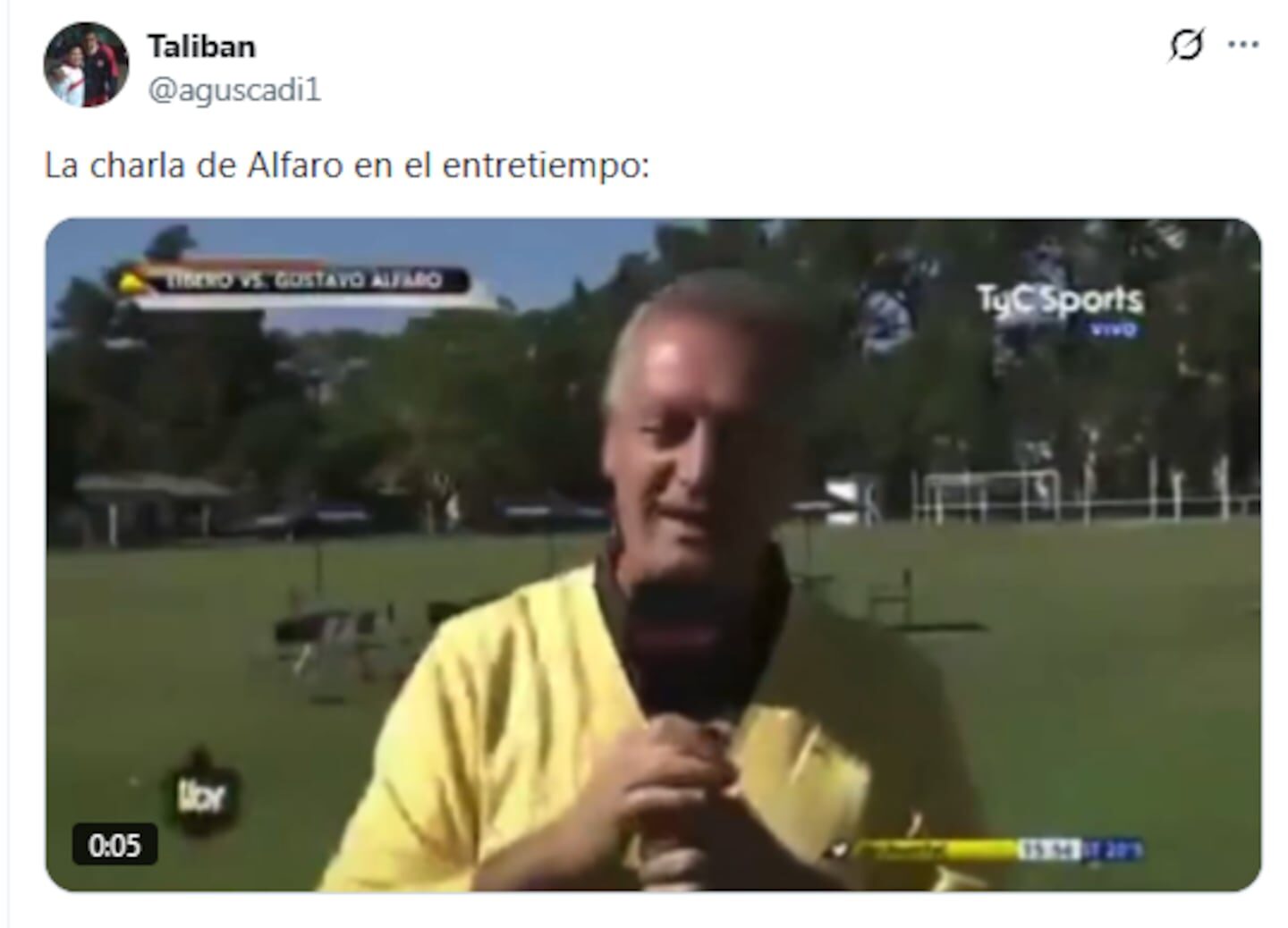 Presentador hablando durante el entretiempo del partido Paraguay vs Alemania