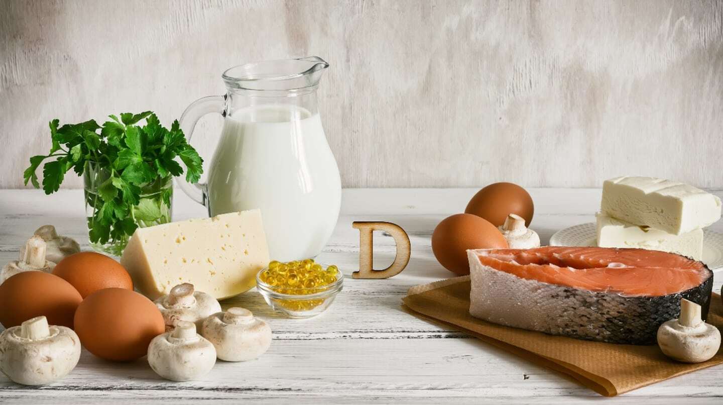 Alimentos ricos en vitamina D, incluyendo salmón, huevos, leche y champiñones