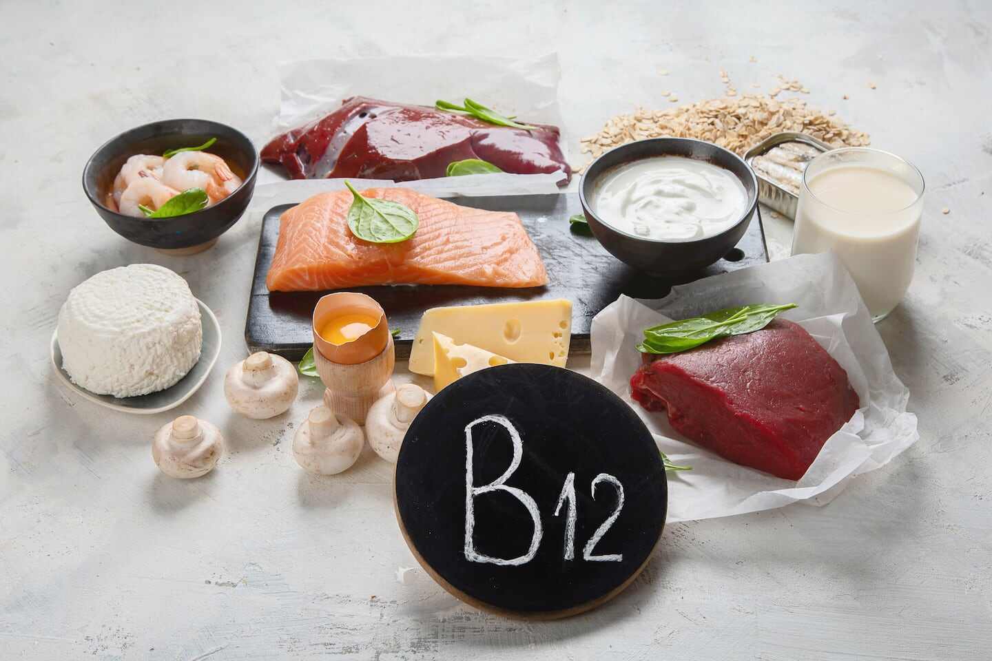 Alimentos ricos en vitamina B12, incluyendo salmón, carne, lácteos y mariscos