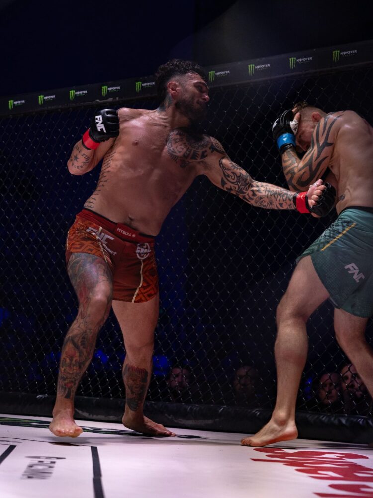 Laureano Staropoli conecta un golpe decisivo a su oponente en el Fight Nation Championship en Croacia