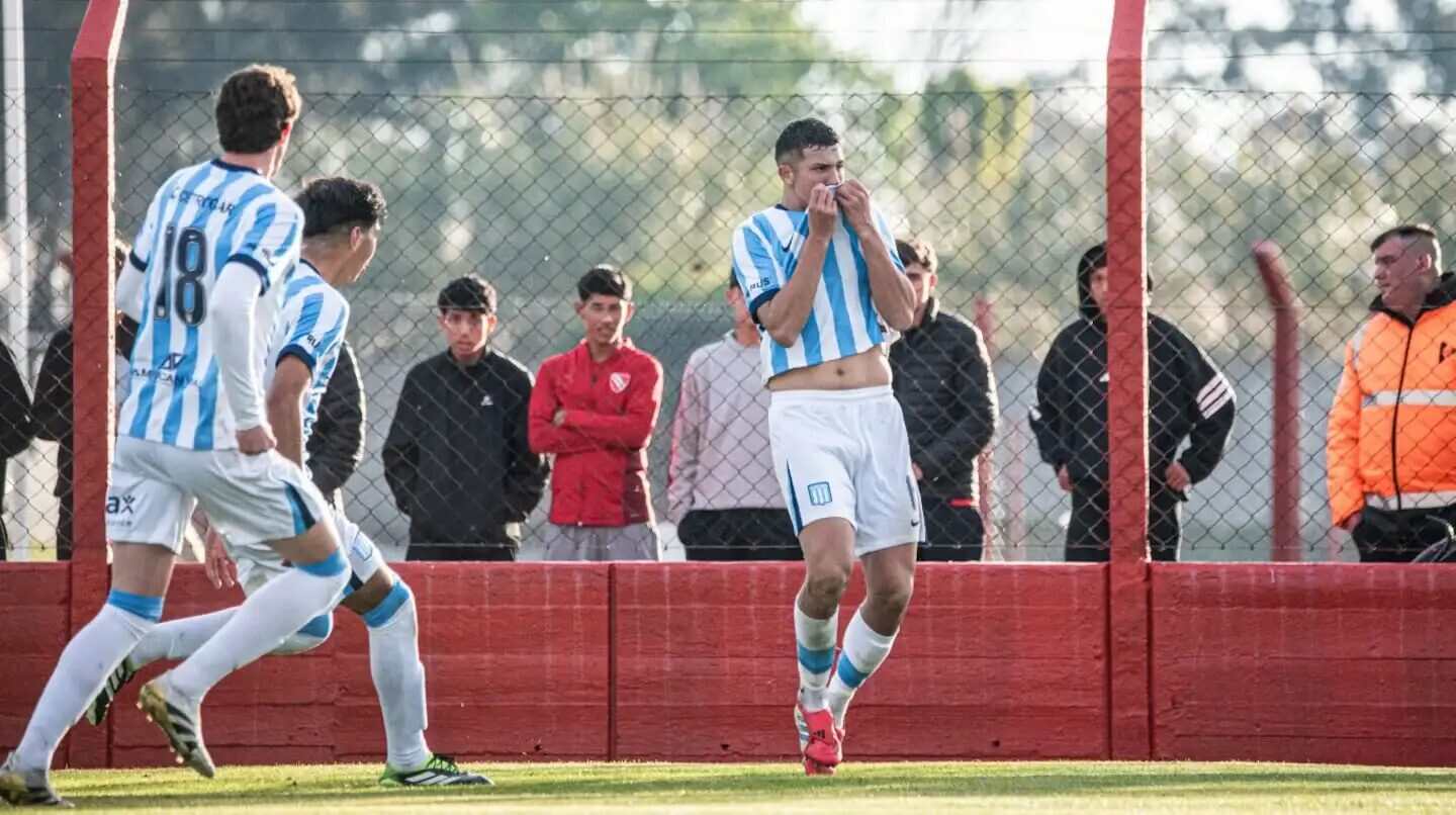 Leandro Milito celebra el gol decisivo para Racing en el clásico de Avellaneda