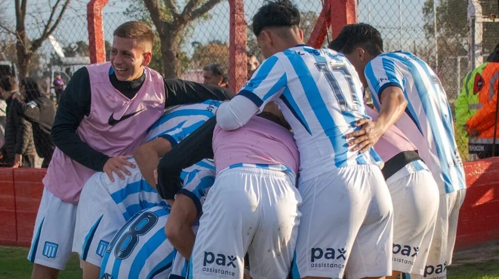 Leandro Milito celebra su gol en el clásico de Avellaneda