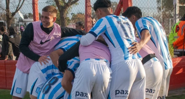 Leandro Milito celebra su gol en el clásico de Avellaneda