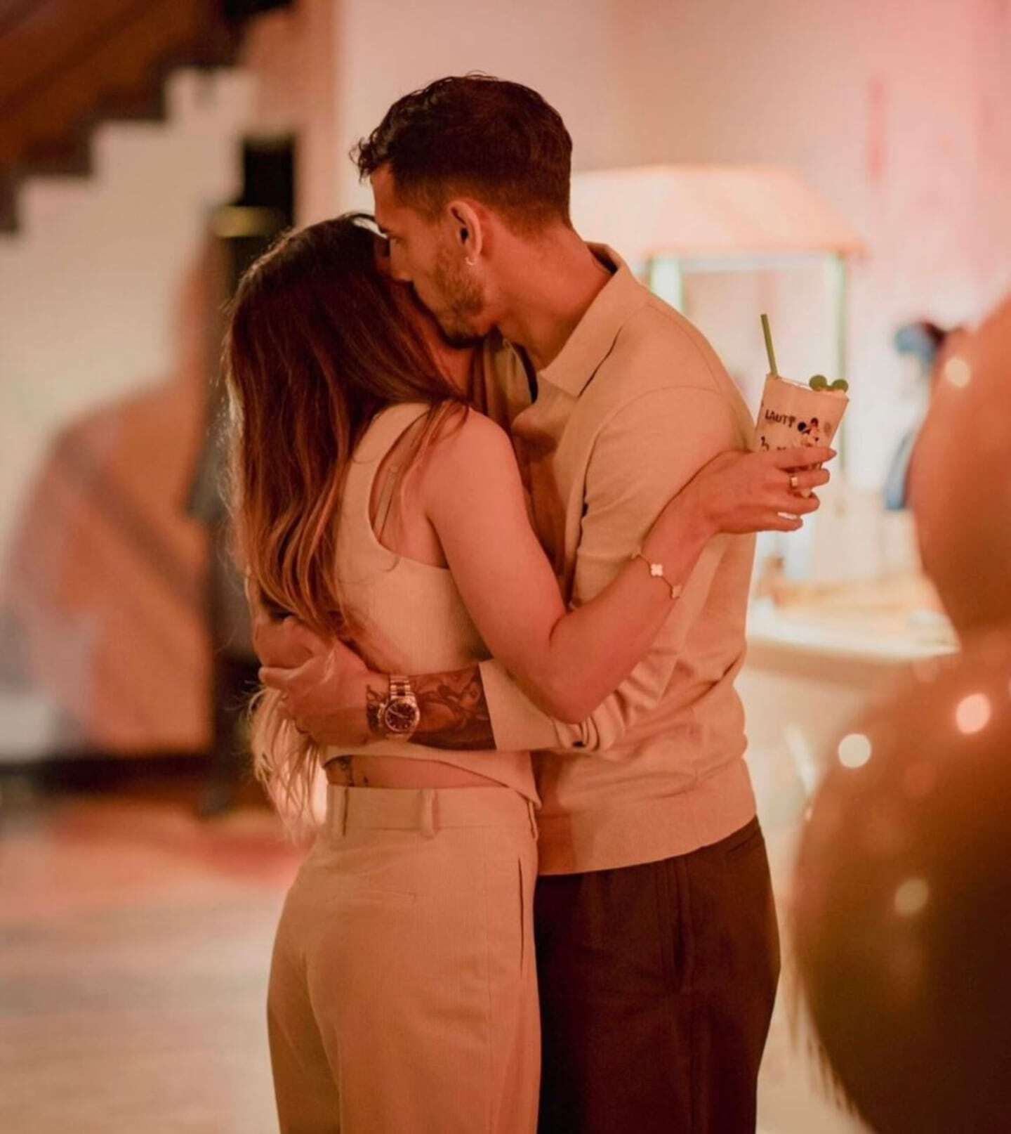 Leandro Paredes y Camila Galante se abrazan en una celebración de cumpleaños