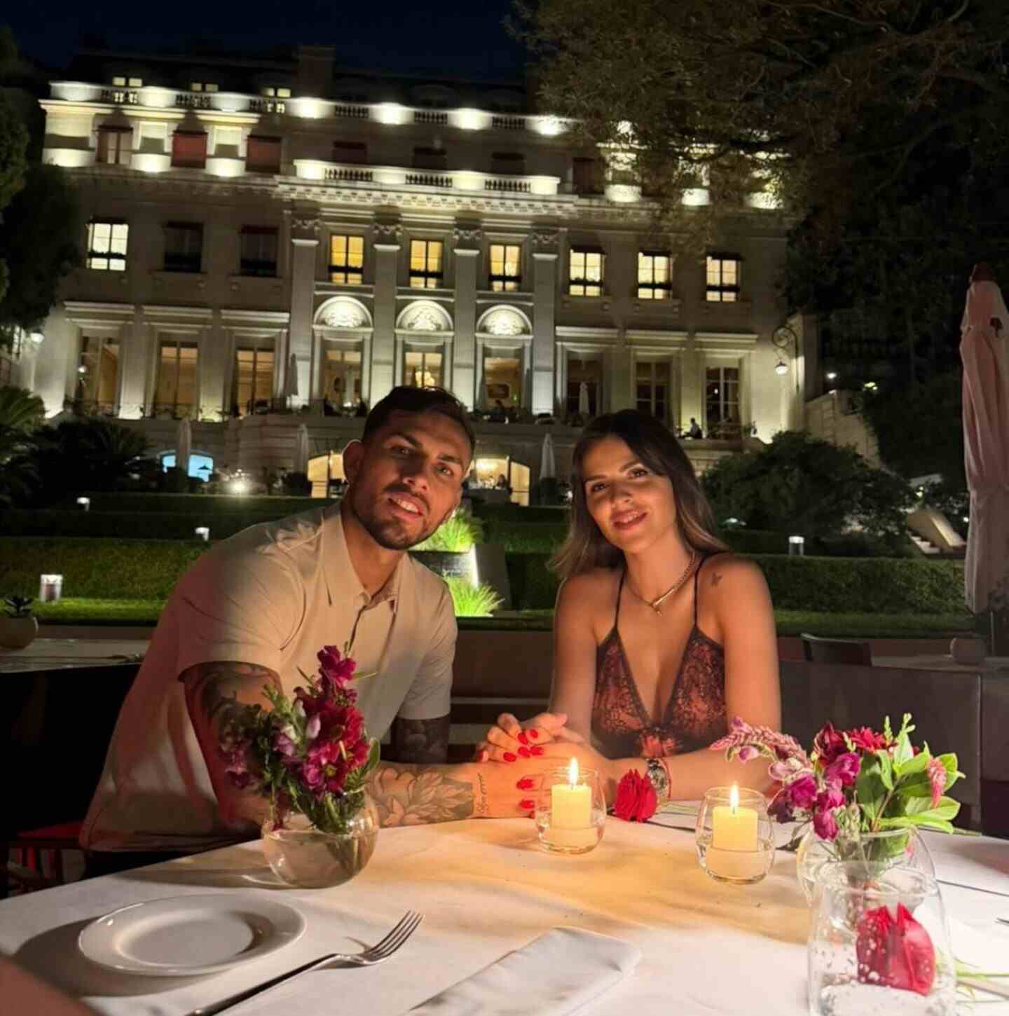 Leandro Paredes y Camila Galante celebrando su cumpleaños en un elegante restaurante al aire libre