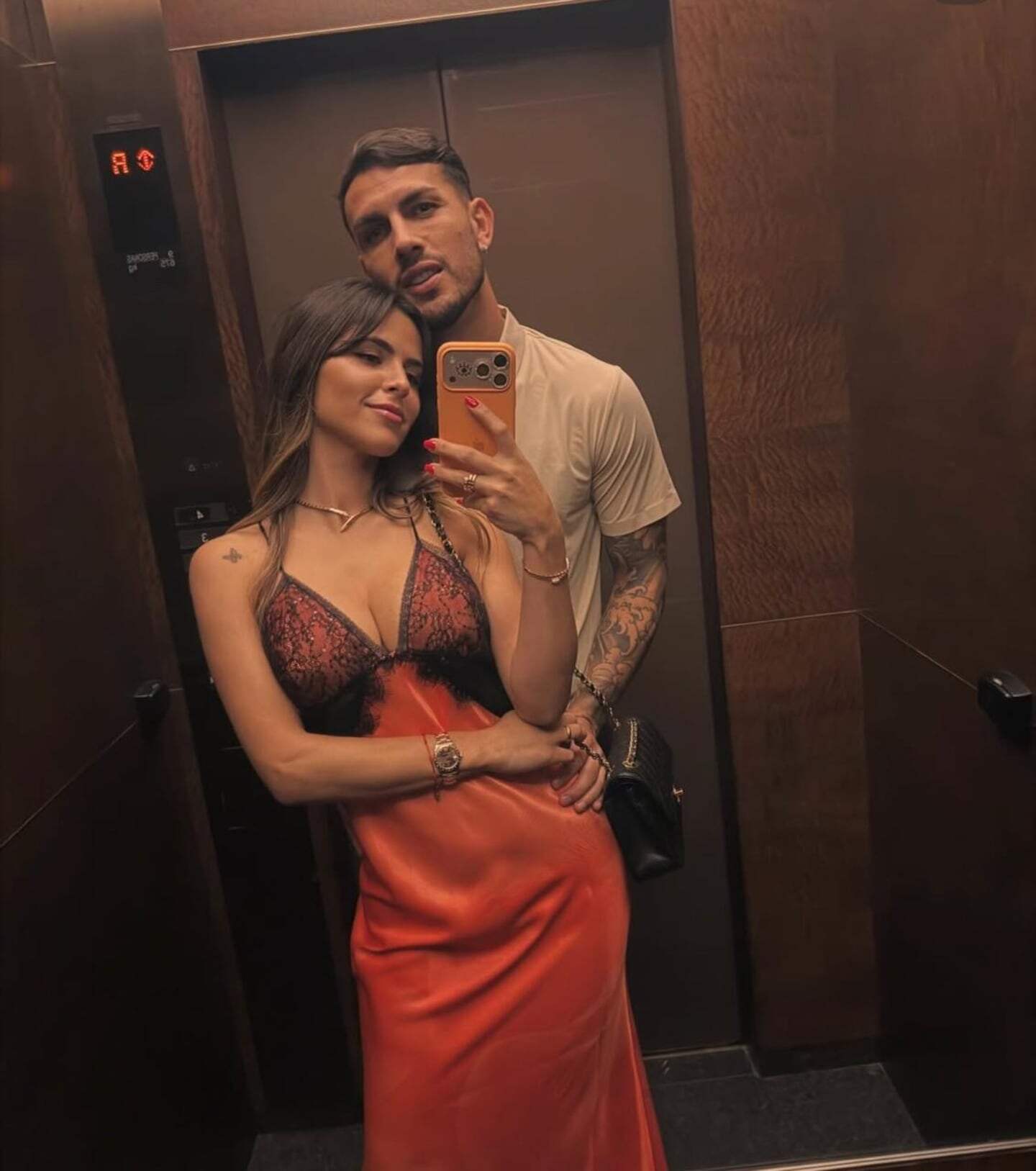 Leandro Paredes y Camila Galante posan juntos en un ascensor durante su cumpleaños
