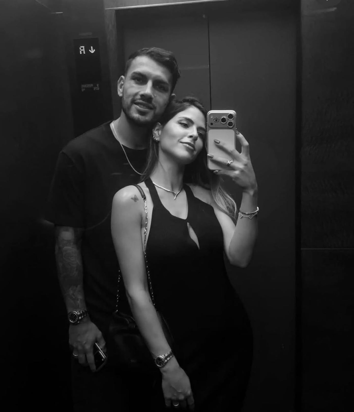 Leandro Paredes y Camila Galante posando juntos en un ascensor