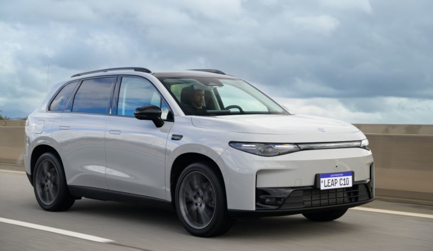 Leapmotor C10, un SUV híbrido en movimiento por la carretera