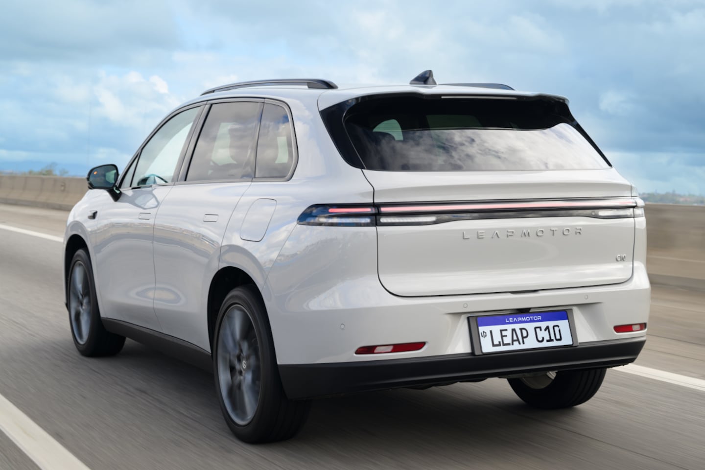 Vista trasera del SUV híbrido Leapmotor C10 en movimiento por una carretera