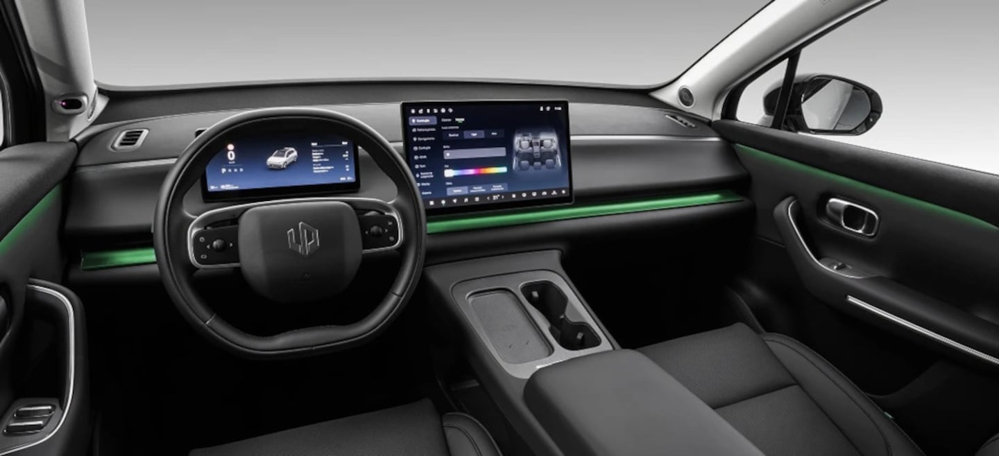 Interior del Leapmotor C10 con pantalla digital y volante moderno