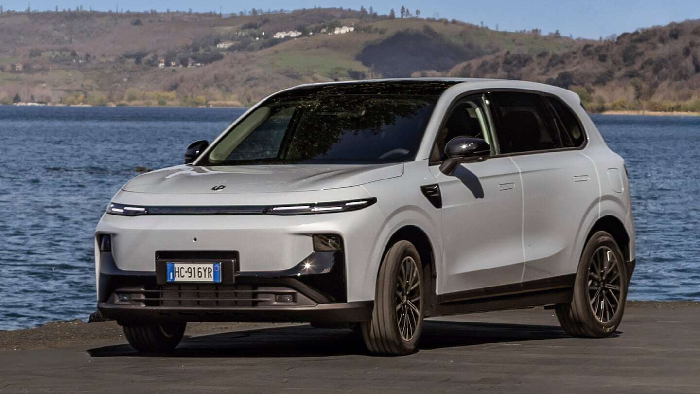 SUV Leapmotor B10 ultra-híbrido en un entorno natural junto al agua