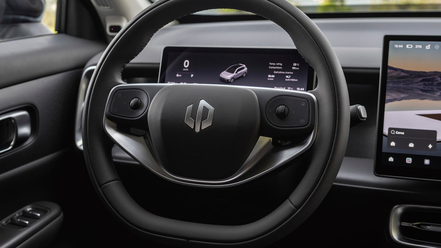 Volante del SUV Leapmotor B10 con pantalla digital en el tablero