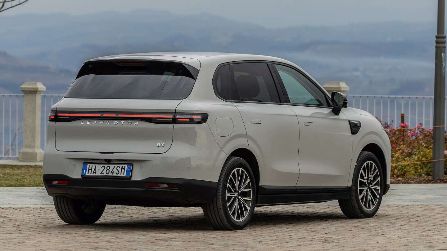 Vista trasera del SUV Leapmotor B10 en un entorno urbano