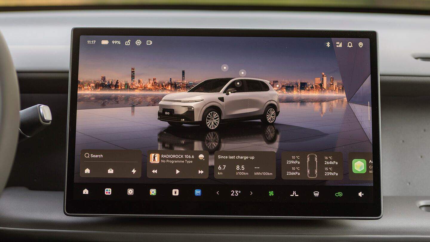 Pantalla del tablero del SUV Leapmotor B10 mostrando información del vehículo