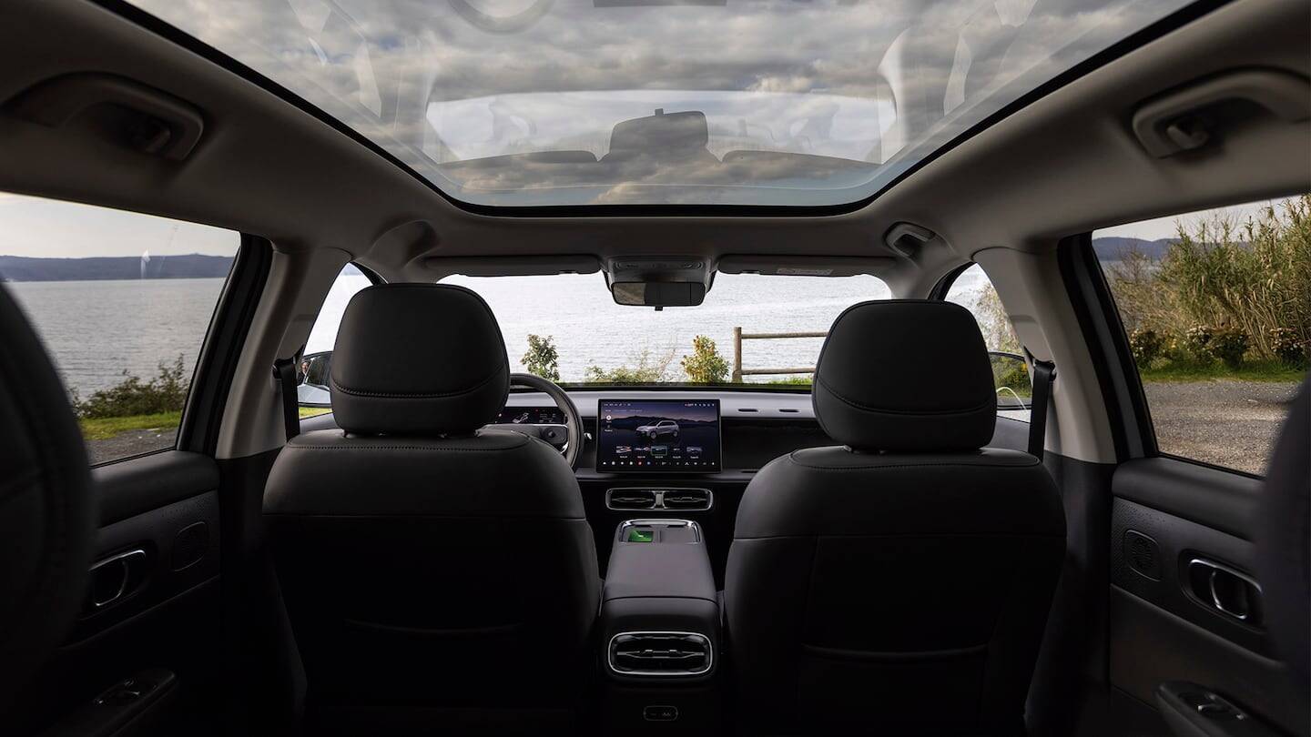 Interior del SUV Leapmotor B10 con vista al exterior y pantalla central