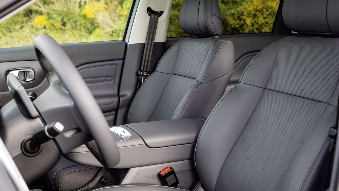 Interior del SUV Leapmotor B10 con asientos de cuero y detalles modernos