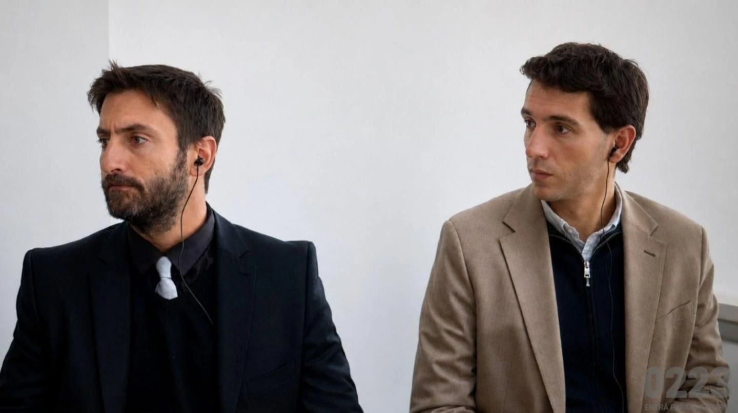 Matías Fay y su abogado en la sala del tribunal durante la audiencia de liberación
