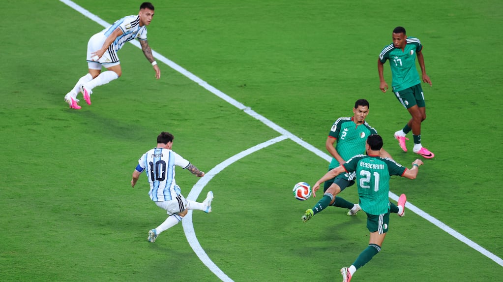 Lionel Messi anotando un gol en el Mundial 2026