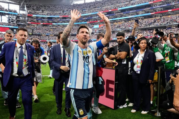 Lionel Messi saluda a la multitud tras un partido en el Mundial 2026