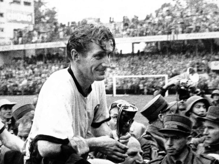 Fritz Walter sosteniendo el trofeo de la Copa del Mundo en 1954