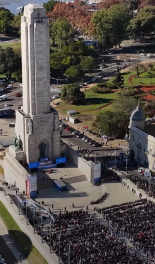 Vista aérea del Monumento a la Bandera en Rosario durante el homenaje a Lionel Messi por su cumpleaños
