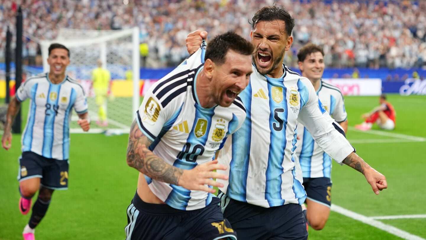 Lionel Messi celebra un gol con sus compañeros de la selección argentina en el Mundial 2026