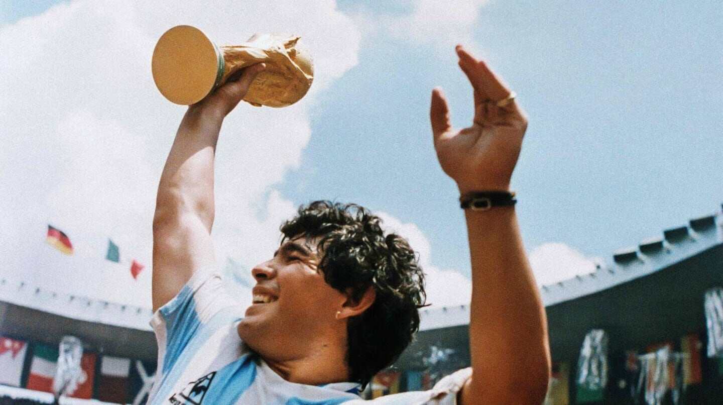 Lionel Messi levantando el trofeo de la Copa del Mundo en un estadio