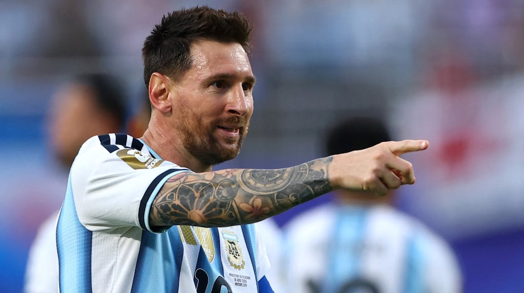 Lionel Messi con la hija de Riyad Mahrez tras el partido Argentina vs Argelia