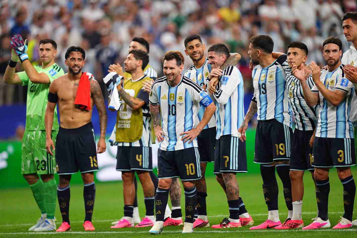 Lionel Messi sonríe junto a sus compañeros de la Selección argentina tras una victoria en el Mundial 2026