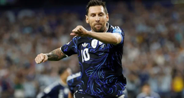 Lionel Messi anotando un gol en el Mundial 2026