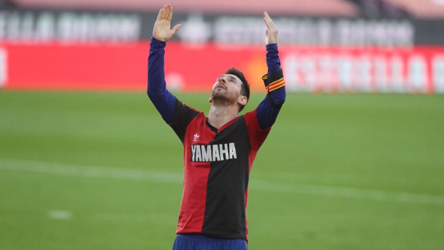 Lionel Messi levantando las manos al cielo durante un partido con el FC Barcelona