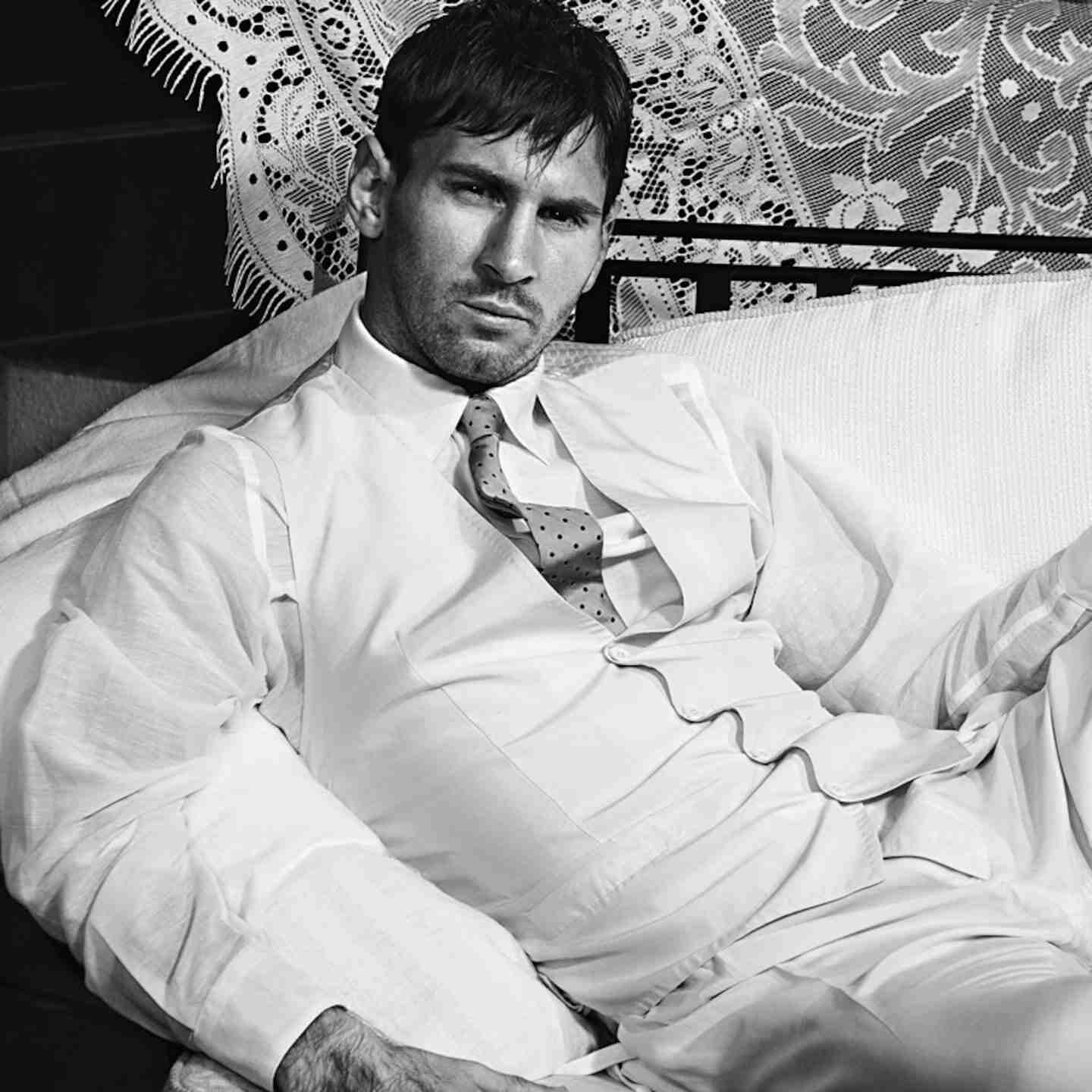 Lionel Messi posando como modelo para Dolce & Gabbana en una sesión de fotos en blanco y negro