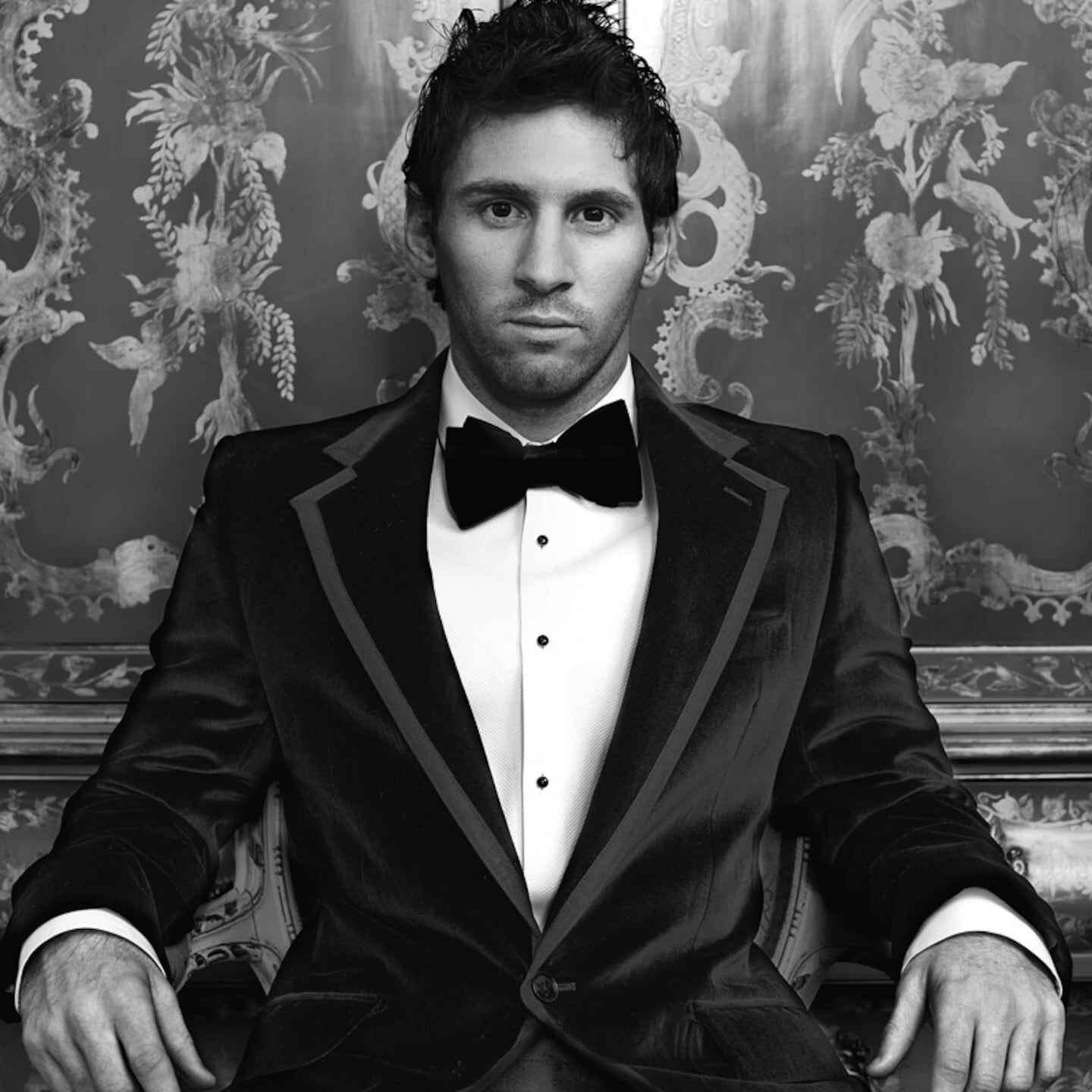 Lionel Messi posando como modelo para Dolce & Gabbana en un traje elegante