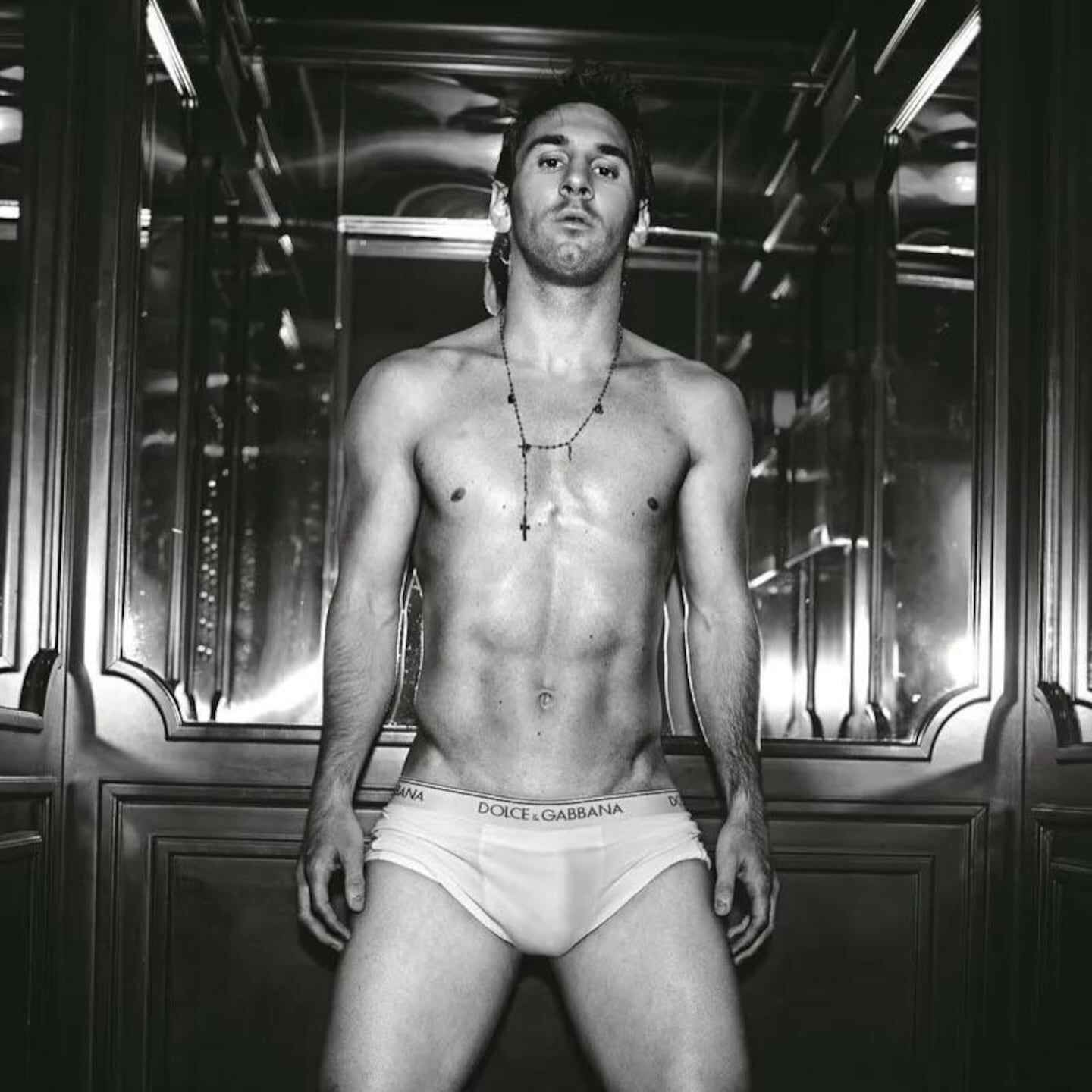 Lionel Messi posando como modelo para Dolce & Gabbana en una sesión de fotos en blanco y negro