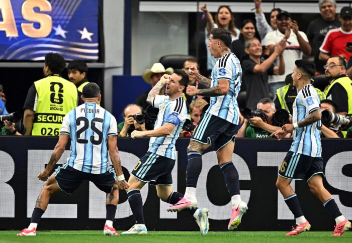 Lionel Messi celebra un gol histórico en el Mundial 2026 junto a sus compañeros de la selección argentina