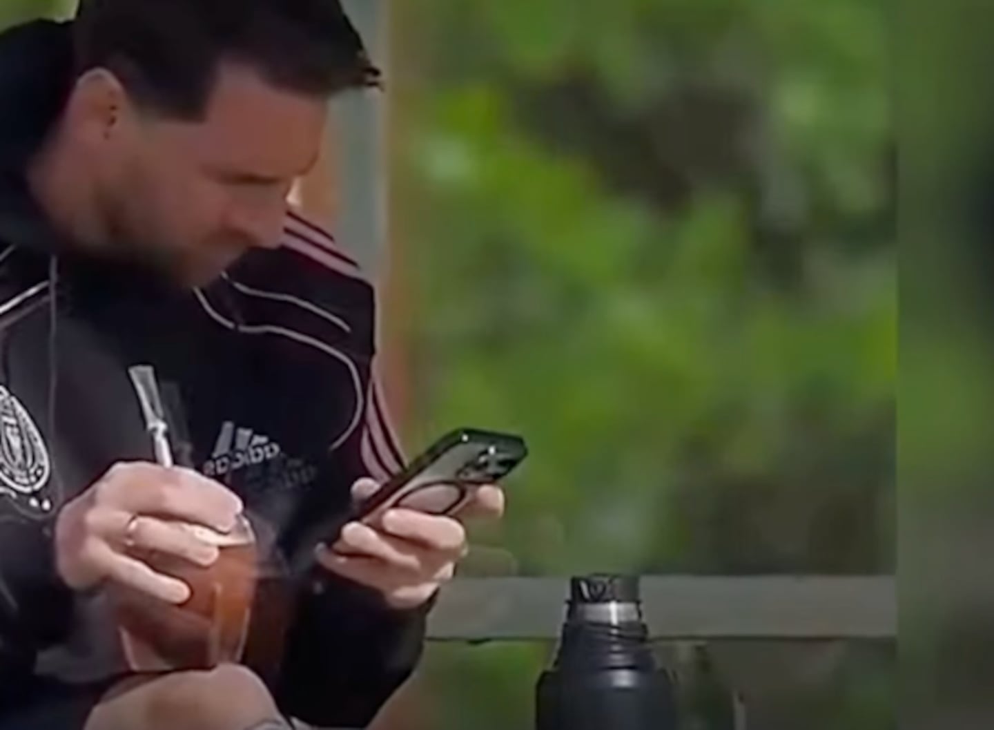 Lionel Messi usando un iPhone mientras disfruta de un mate en su cumpleaños