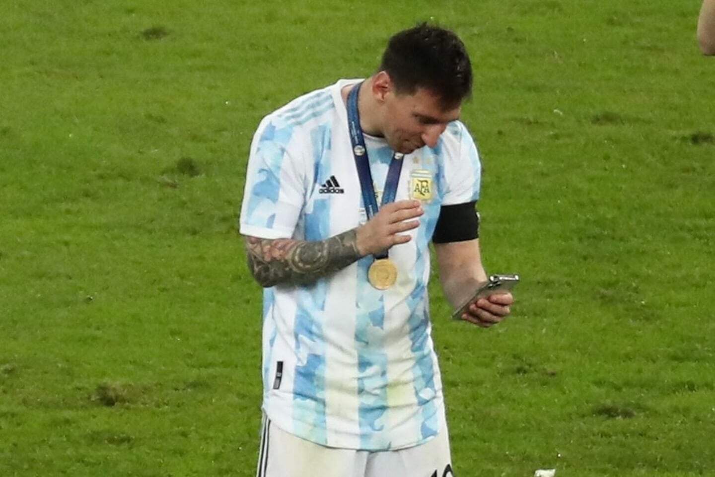 Lionel Messi revisando su iPhone tras un partido con la selección argentina