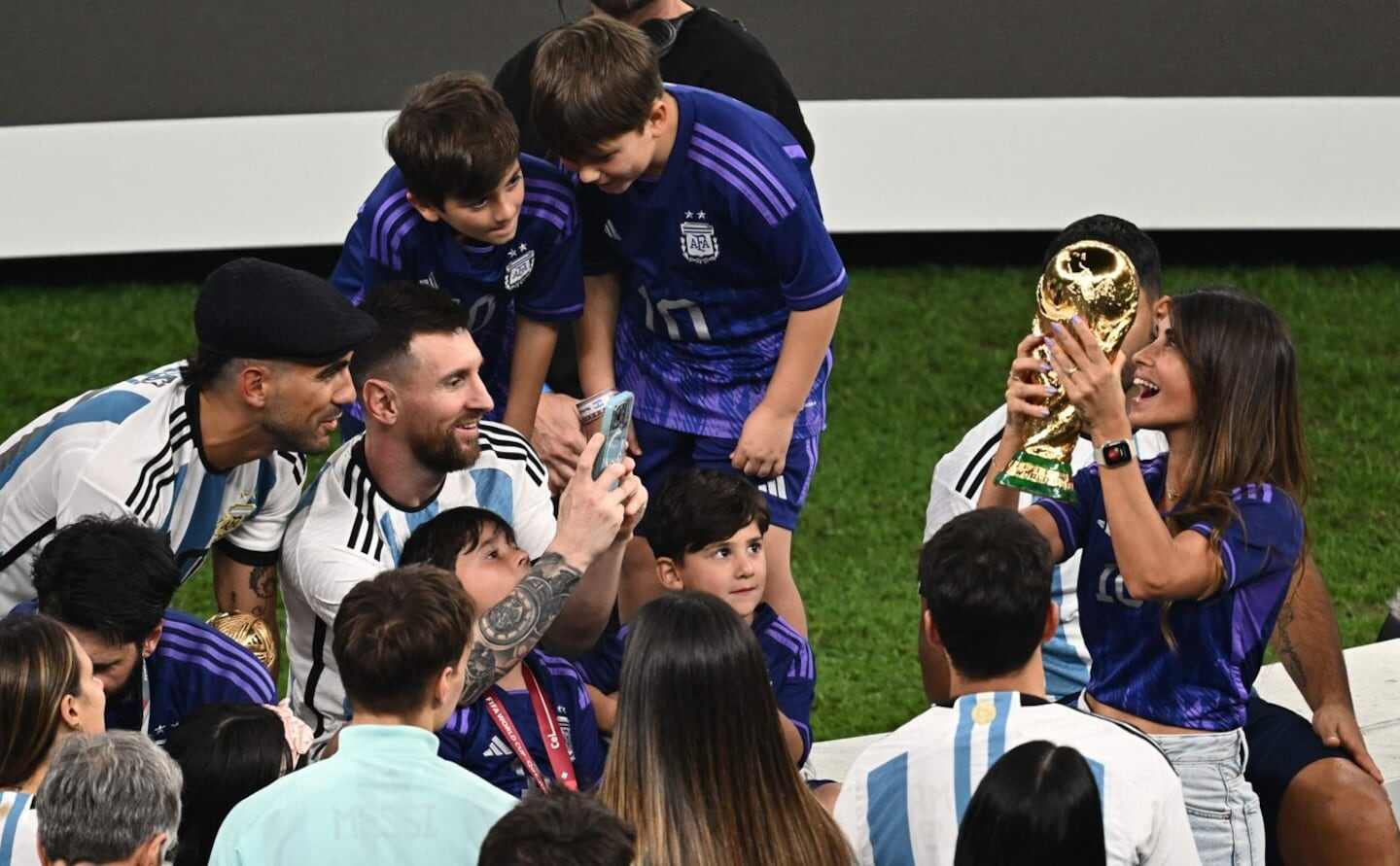 Lionel Messi celebrando con su familia y la Copa del Mundo en un evento especial