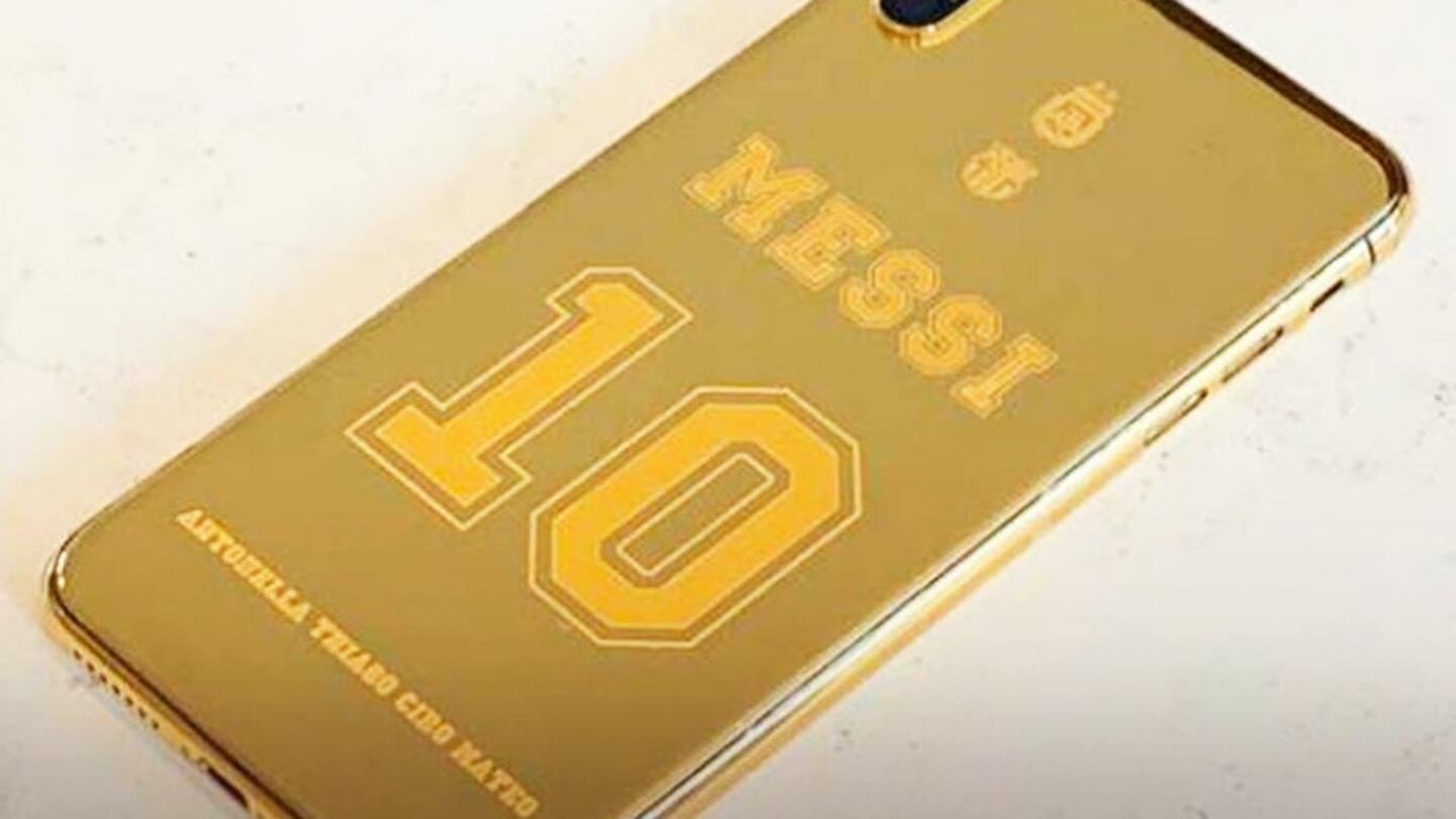 iPhone dorado con el nombre Messi y el número 10 en la parte posterior