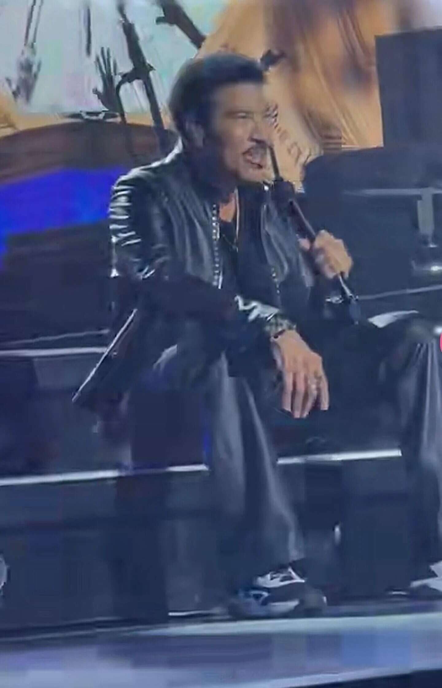 Lionel Richie sentado en el escenario durante su primer show de gira en Minnesota