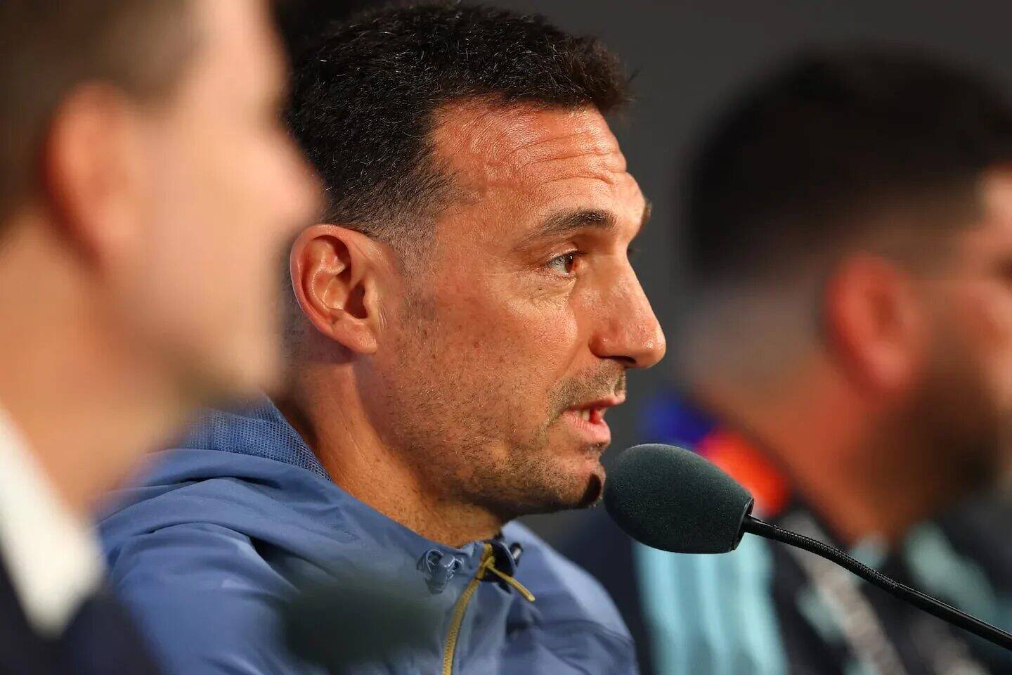 Lionel Scaloni durante una conferencia de prensa elogiando a Enrique Macaya Márquez