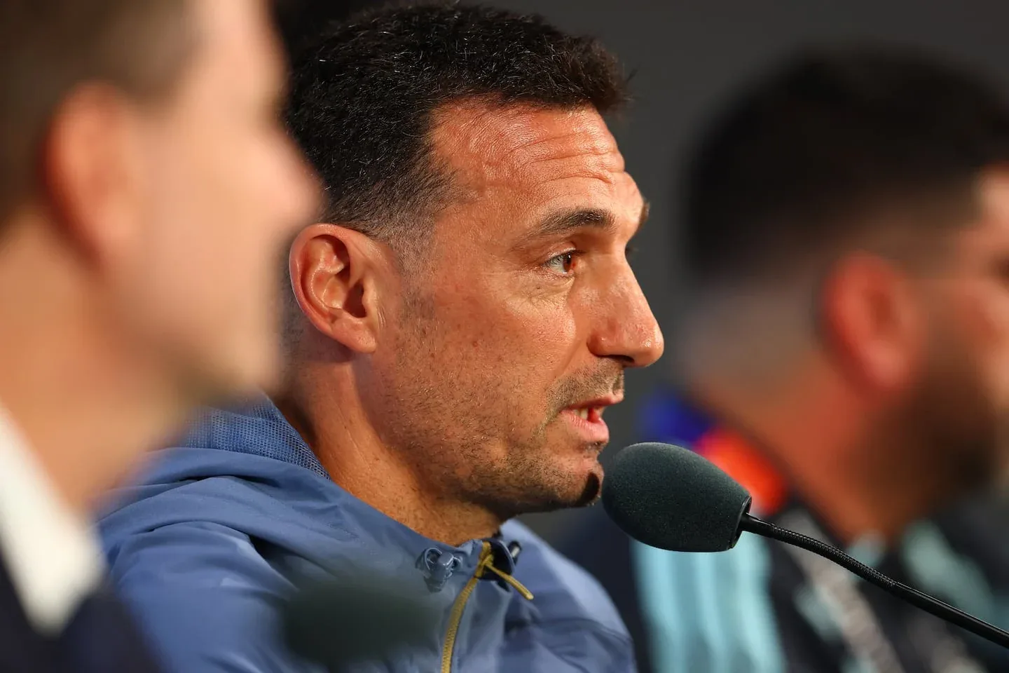 Lionel Scaloni durante una conferencia de prensa elogiando a Enrique Macaya Márquez
