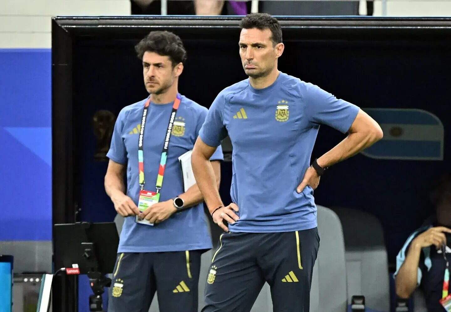 Lionel Scaloni y su asistente observan un partido de la Selección argentina