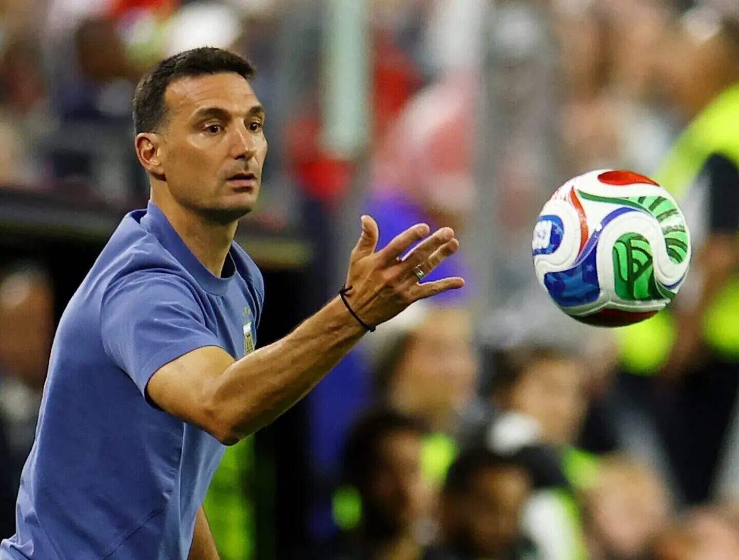 Lionel Scaloni lanzando un balón durante un partido de fútbol