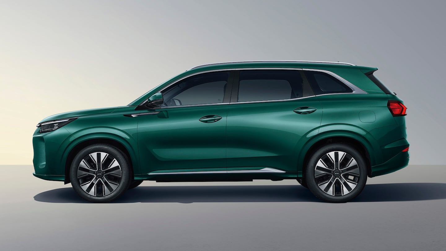 SUV híbrido DFSK E5 Plus de color verde en un fondo neutro